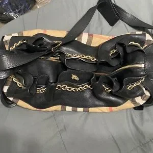 Boatshape Burberry bag with gold chain